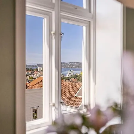 Apartment I Bergens Vakreste Gate - Nydelig Utsikt Over Innseilingen Til Bergen!