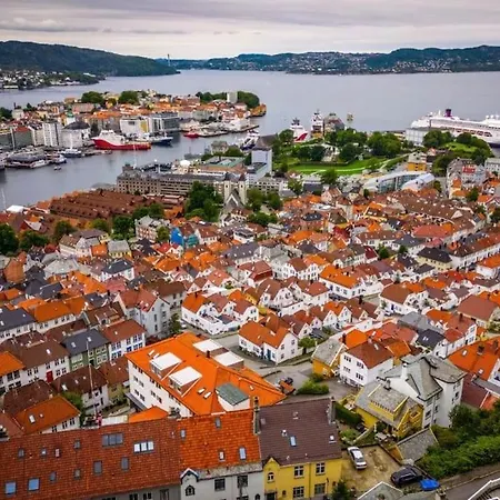 公寓 I Bergens Vakreste Gate - Nydelig Utsikt Over Innseilingen Til Bergen!