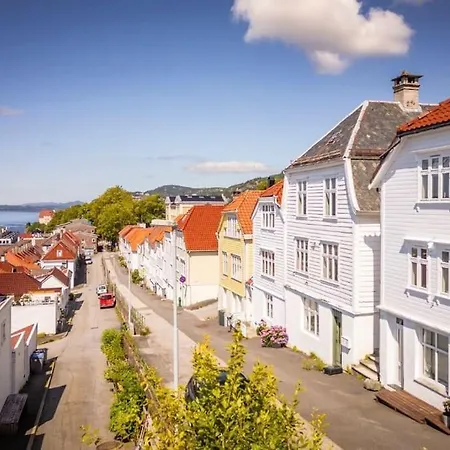 I Bergens Vakreste Gate - Nydelig Utsikt Over Innseilingen Til Bergen! Apartment Bergen