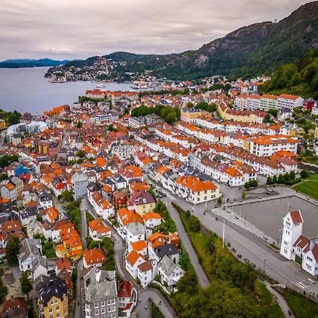 I Bergens Vakreste Gate - Nydelig Utsikt Over Innseilingen Til Bergen! Apartment