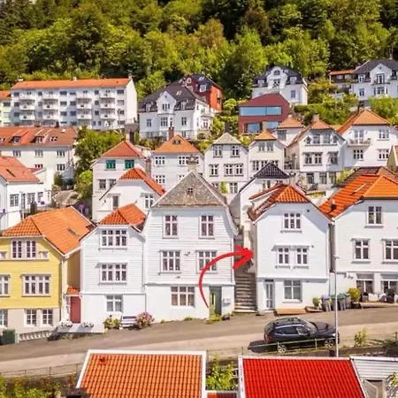 I Bergens Vakreste Gate - Nydelig Utsikt Over Innseilingen Til Bergen! *