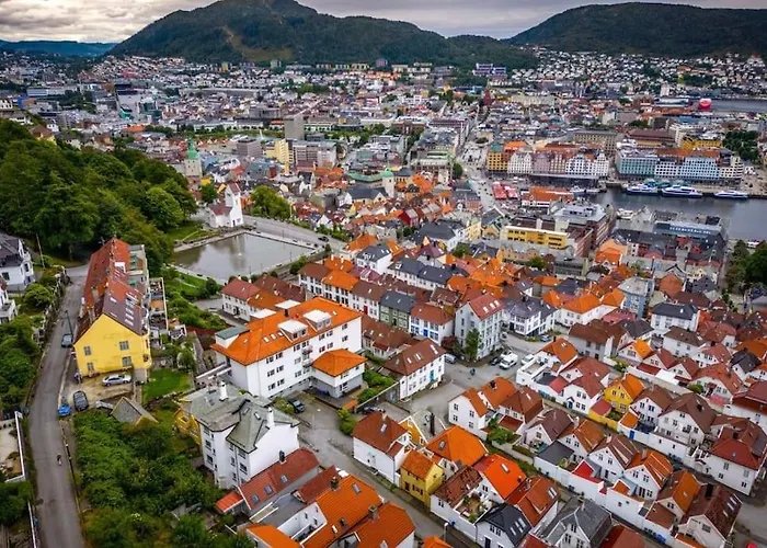 I Bergens Vakreste Gate - Nydelig Utsikt Over Innseilingen Til Bergen! 卑爾根