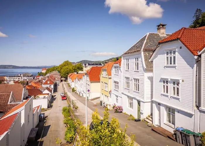I Bergens Vakreste Gate - Nydelig Utsikt Over Innseilingen Til Bergen! Apartmán Bergen