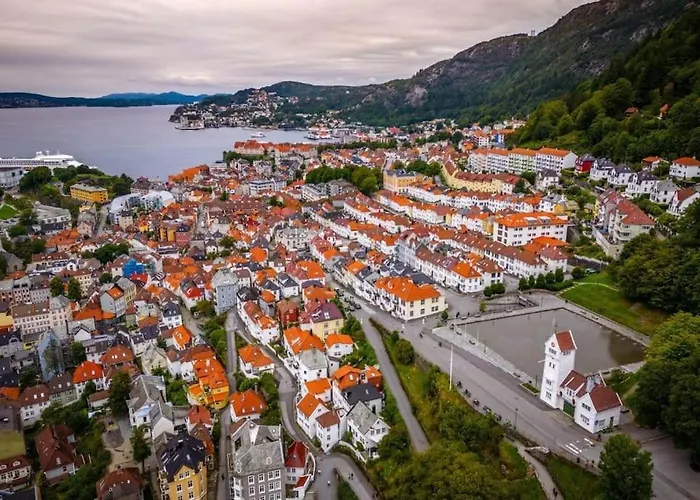 I Bergens Vakreste Gate - Nydelig Utsikt Over Innseilingen Til Bergen! Apartmán